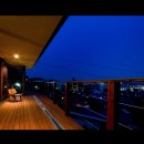 空を取り込む家－ロケーションハウス－の写真 テラスから見える夜景