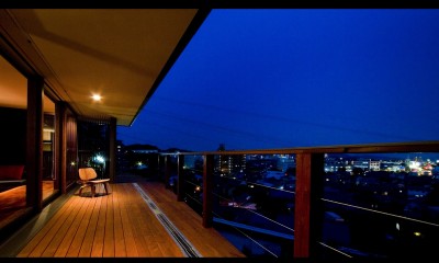テラスから見える夜景｜空を取り込む家－ロケーションハウス－