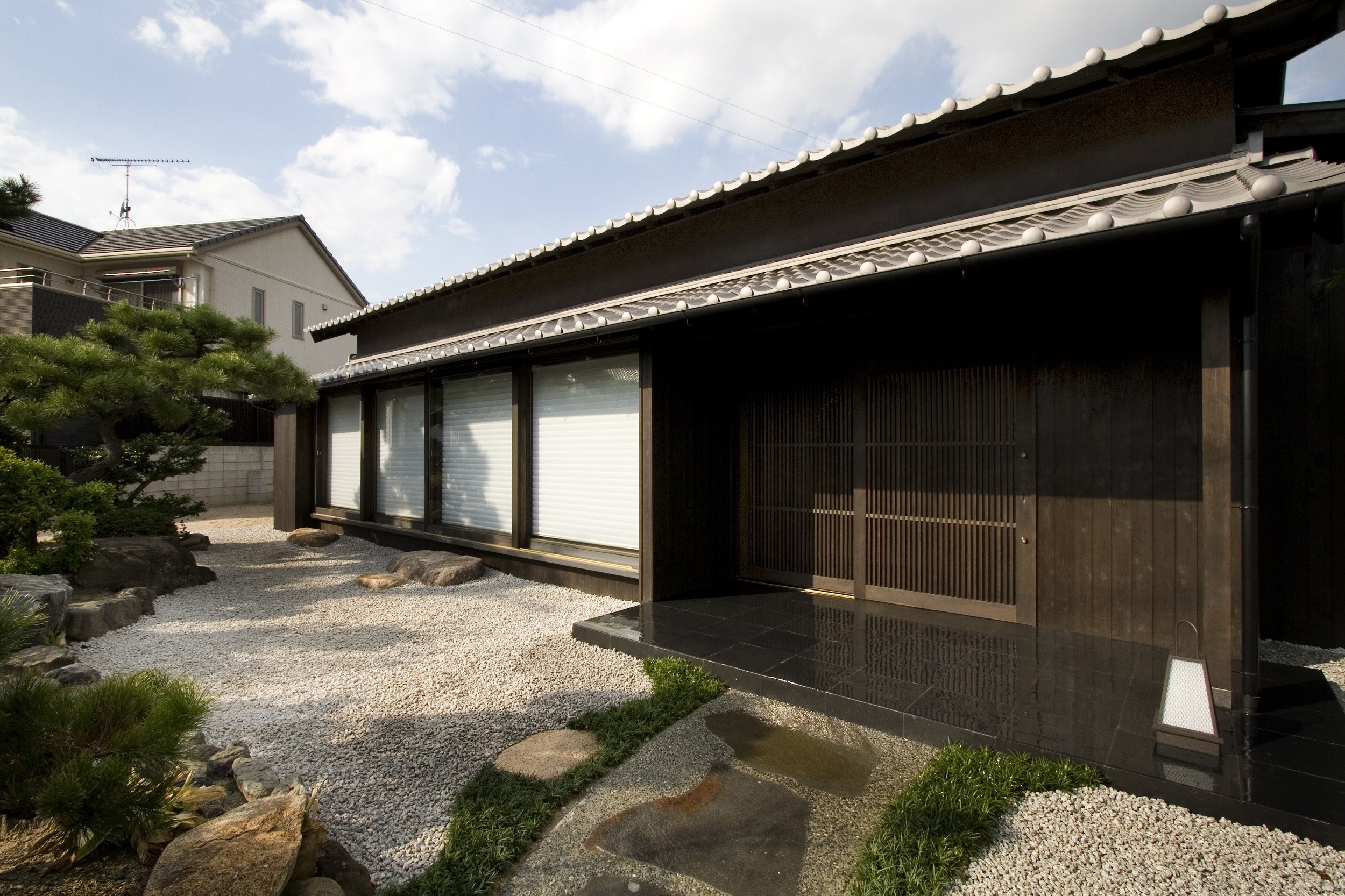 玄関事例：玄関アプローチ（Re：150年　江戸末期の住宅を耐震改修を施してフルリノベーションする。）