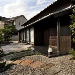 玄関アプローチ (Re：150年　江戸末期の住宅を耐震改修を施してフルリノベーションする。)