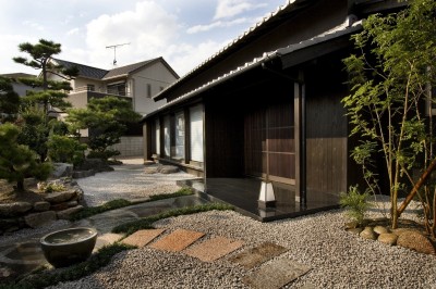 玄関アプローチ (Re：150年　江戸末期の住宅を耐震改修を施してフルリノベーションする。)