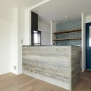 オーク無垢材の床×躯体現しのシックなリノベの写真 キッチン