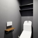 オーク無垢材の床×躯体現しのシックなリノベの写真 トイレ
