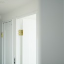 オーク無垢材の床×躯体現しのシックなリノベの写真 廊下