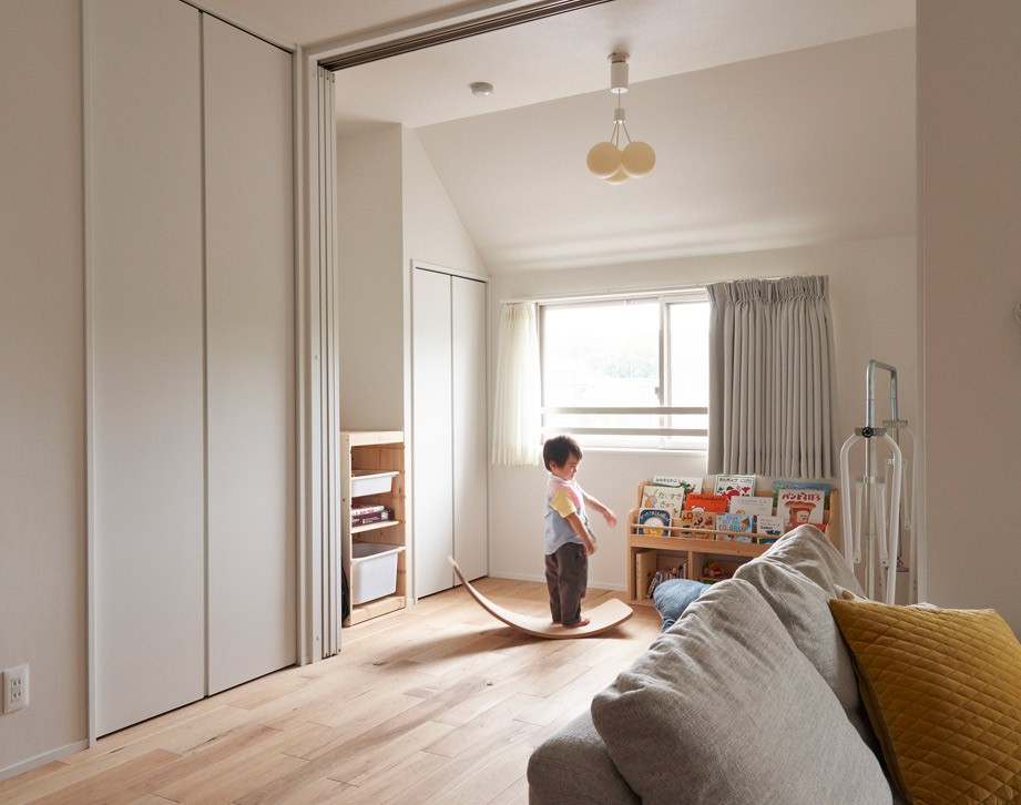 子供部屋事例：リビングに隣接した子供部屋（夫婦揃ってリモートワーク可能な仕様に。都心を離れ、温もりと清潔感にこだわった家。）