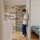 子どもが暮らしやすいって、家族全員 暮らしやすい家ってこと。の写真 階段上は図書室