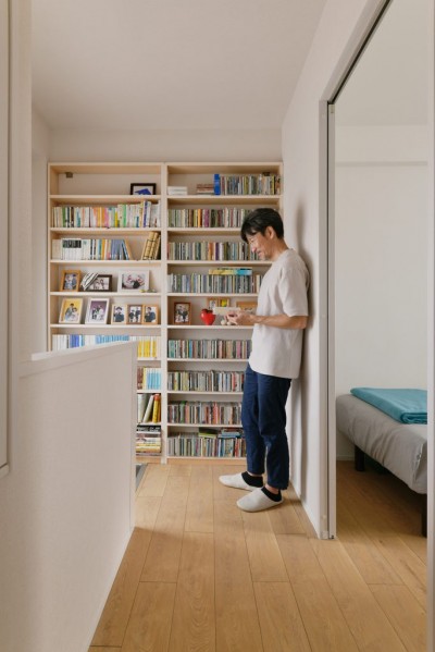 階段上は図書室 (子どもが暮らしやすいって、家族全員 暮らしやすい家ってこと。)