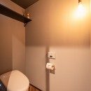 夫婦のこだわりをすべて詰め込んだ、インダストリアルな夢空間の写真 トイレ