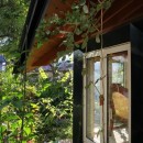 世田谷のコッテイジ、趣味のガーデニングの小さな住まいから多世代住宅へのリノベーションの写真 外観３　　屋根の高さ　屋根の裏側のインテリアに