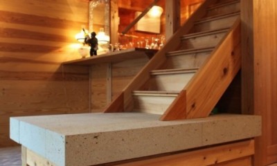 世田谷のコッテイジ、趣味のガーデニングの小さな住まいから多世代住宅へのリノベーション (階段)