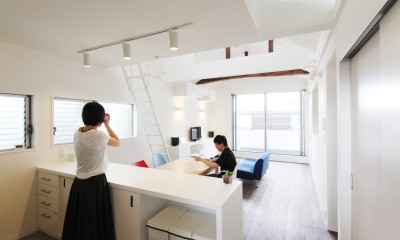 キッチンより｜－屋根裏を狙え－「神戸の高台の家」＜リノベーション＞