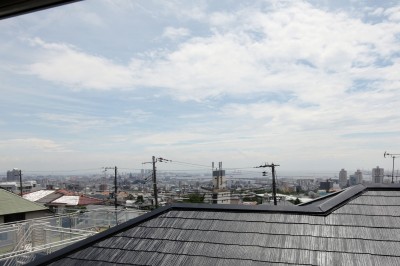 ロフトからの眺め (－屋根裏を狙え－「神戸の高台の家」＜リノベーション＞)