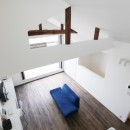 －屋根裏を狙え－「神戸の高台の家」＜リノベーション＞の写真 ロフト見下ろし