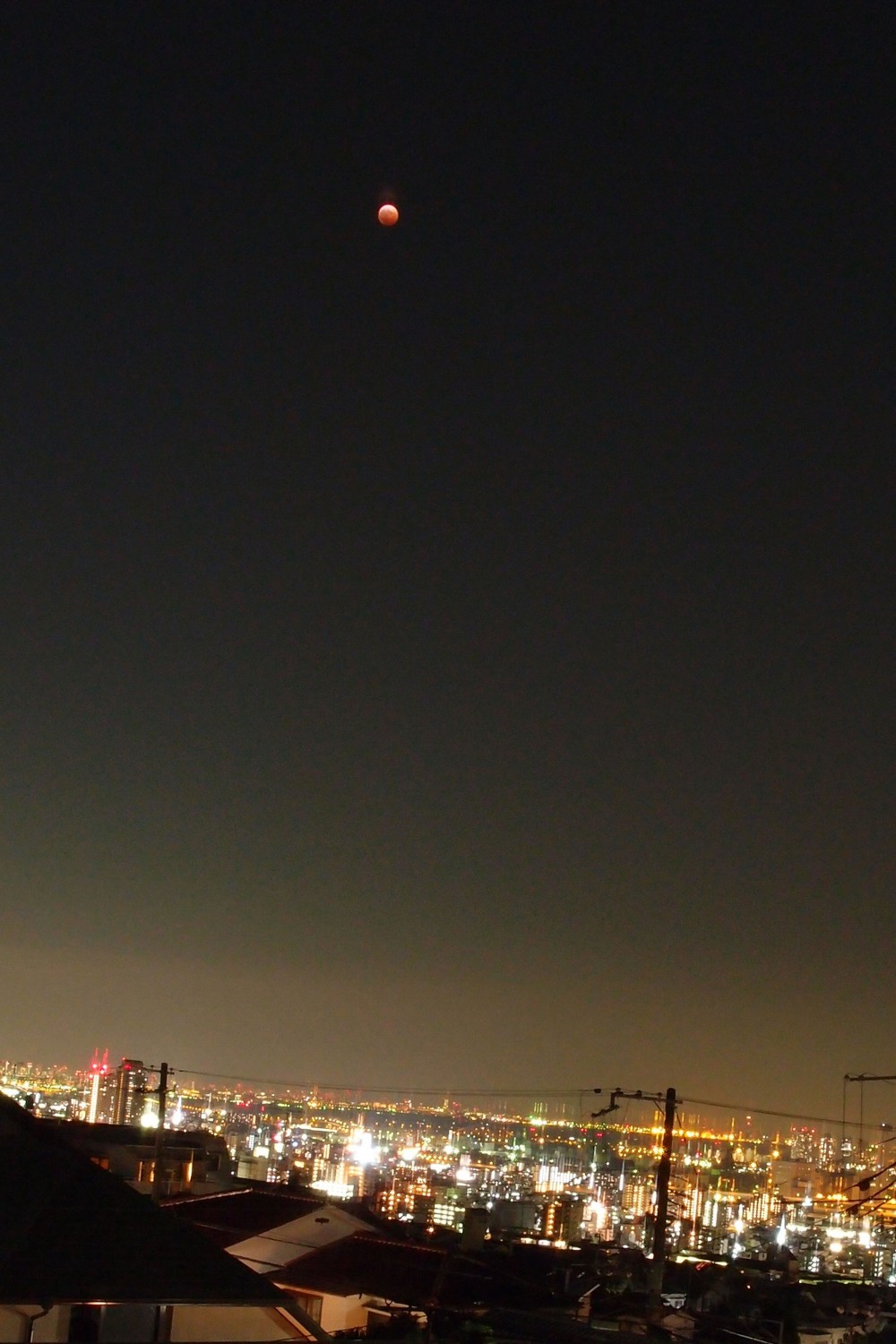 －屋根裏を狙え－「神戸の高台の家」＜リノベーション＞ (ロフトから見る神戸の夜景と皆既月食)