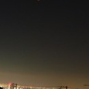 －屋根裏を狙え－「神戸の高台の家」＜リノベーション＞の写真 ロフトから見る神戸の夜景と皆既月食