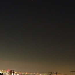 －屋根裏を狙え－「神戸の高台の家」＜リノベーション＞ (ロフトから見る神戸の夜景と皆既月食)