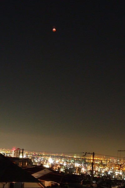 ロフトから見る神戸の夜景と皆既月食 (－屋根裏を狙え－「神戸の高台の家」＜リノベーション＞)
