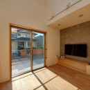 テレワークスペースのある自然素材のZEH住宅　埼玉県所沢市の写真 壁掛けテレビ廻り
