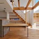 テレワークスペースのある自然素材のZEH住宅　埼玉県所沢市の写真 ダイニングからストリップ階段方向を見る