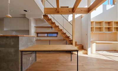 テレワークスペースのある自然素材のZEH住宅　埼玉県所沢市 (ダイニングからストリップ階段方向を見る)