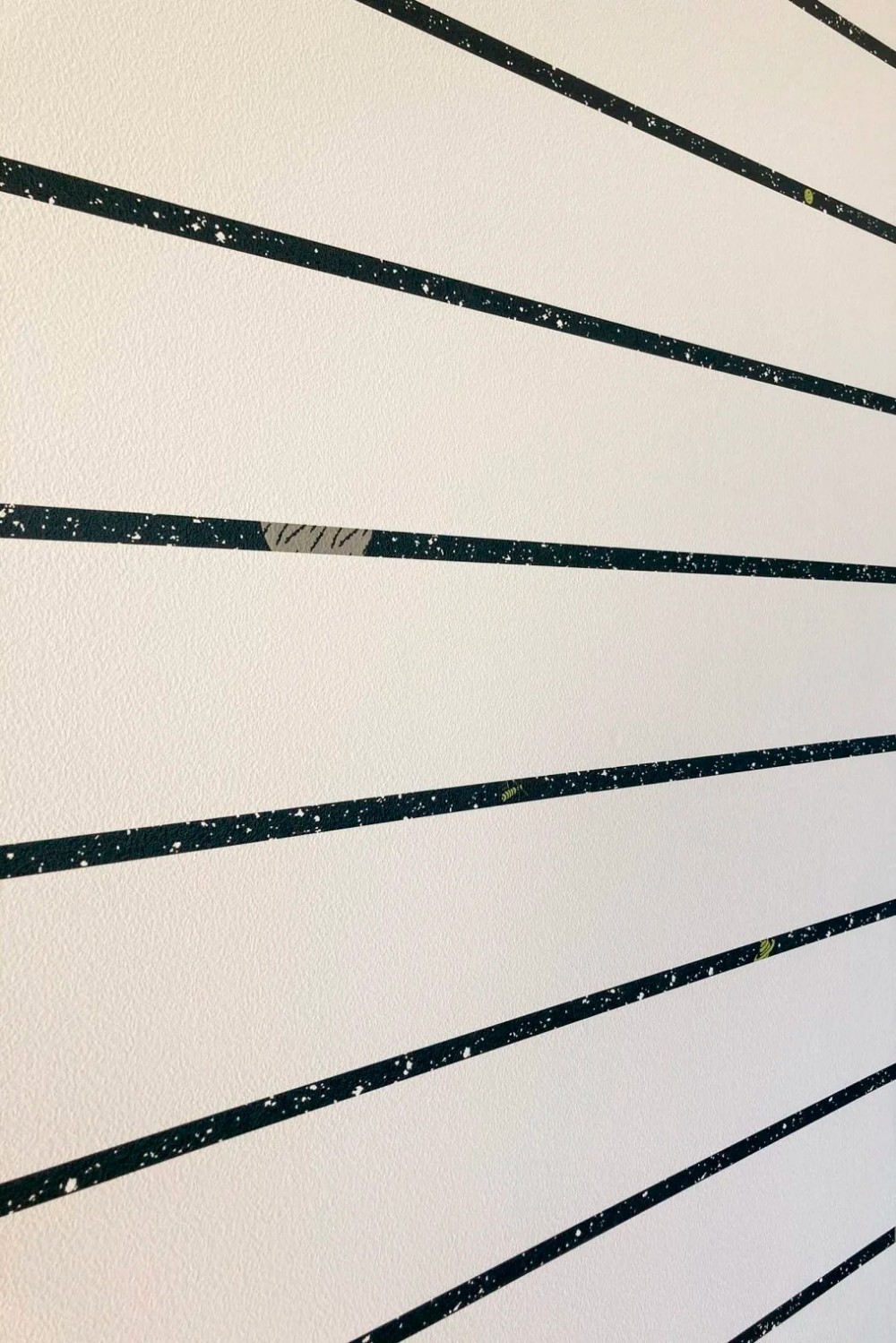 テイストの異なる壁紙を各空間に散りばめる。 (ストライプをよく見ると...)