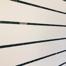 テイストの異なる壁紙を各空間に散りばめる。 (ストライプをよく見ると...)