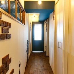 青に魅せられたBrooklyn House (廊下)