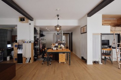 壁付けキッチンで空間を有効活用 (DIY好き夫婦の これからの2人暮らし)