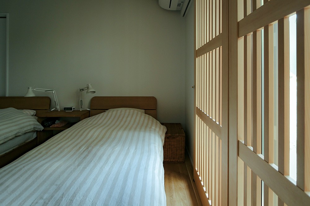 ベッドルーム事例：窓の格子建具が印象的な 和モダンなベッドルーム（私らしく自然体で暮らせる「受け継がれる家」：変えないリノベーション）