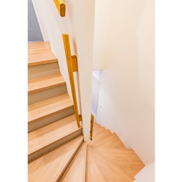 Westport - 北欧家具がセンスよく並ぶ、笑顔の波の広がる湊 (階段)