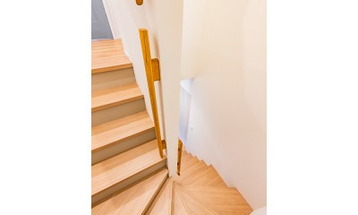 Westport - 北欧家具がセンスよく並ぶ、笑顔の波の広がる湊 (階段)