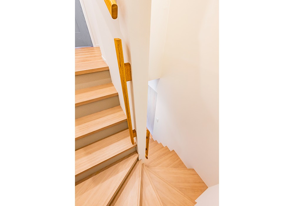 その他事例：階段（Westport - 北欧家具がセンスよく並ぶ、笑顔の波の広がる湊）