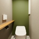 複数のタイルの使い×色味を統一したシックなリノベーションの写真 トイレ