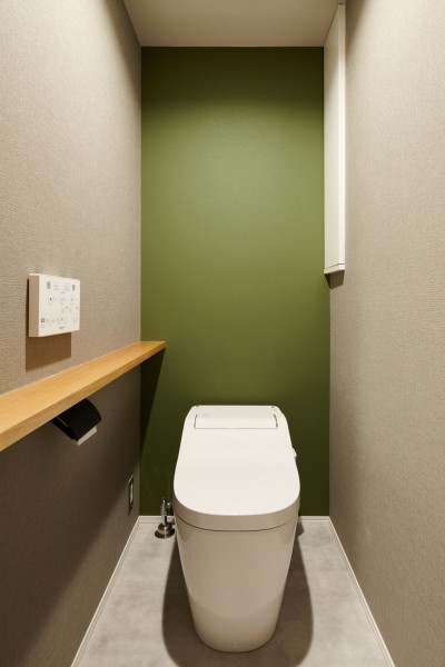 トイレ (複数のタイルの使い×色味を統一したシックなリノベーション)