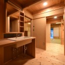 豊田の石場建ての写真 洗面化粧台も無垢の杉板による造作家具。