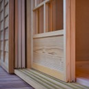 豊田の石場建ての写真 雨戸に網戸にガラス戸、最後に障子。 建具職人さんの作る建具は、１００年後までメンテンナンスできる、高耐久。