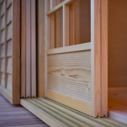 豊田の石場建て (雨戸に網戸にガラス戸、最後に障子。 建具職人さんの作る建具は、１００年後までメンテンナンスできる、高耐久。)
