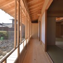 豊田の石場建ての写真 木製建具は、懐かしいシングルガラスの格子戸。