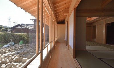 豊田の石場建て (木製建具は、懐かしいシングルガラスの格子戸。)