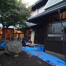 世田谷のコッテイジ、趣味のガーデニングの小さな住まいから多世代住宅へのリノベーションの写真 外観　庭側から