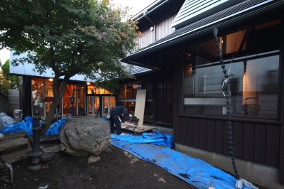 世田谷のコッテイジ、趣味のガーデニングの小さな住まいから多世代住宅へのリノベーション (外観　庭側から)