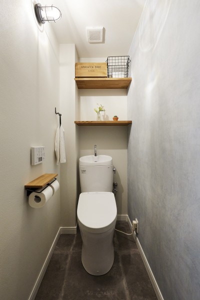 トイレ (大容量の収納スペースを確保したご夫婦2人の新しい住まい)