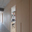 シンプルの最果ての写真 個室の床には壁と同じ素材の木を採用。