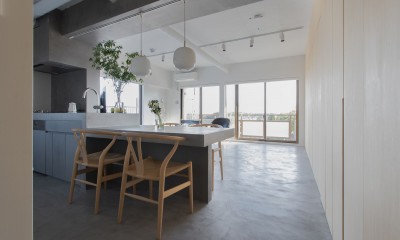 シンプルの最果て (北欧のデザイナーズ家具が映える洗練されたダイニングスペース。)