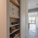 シンプルの最果ての写真 廊下に面した壁面収納の内部には、靴や日用品を収納。