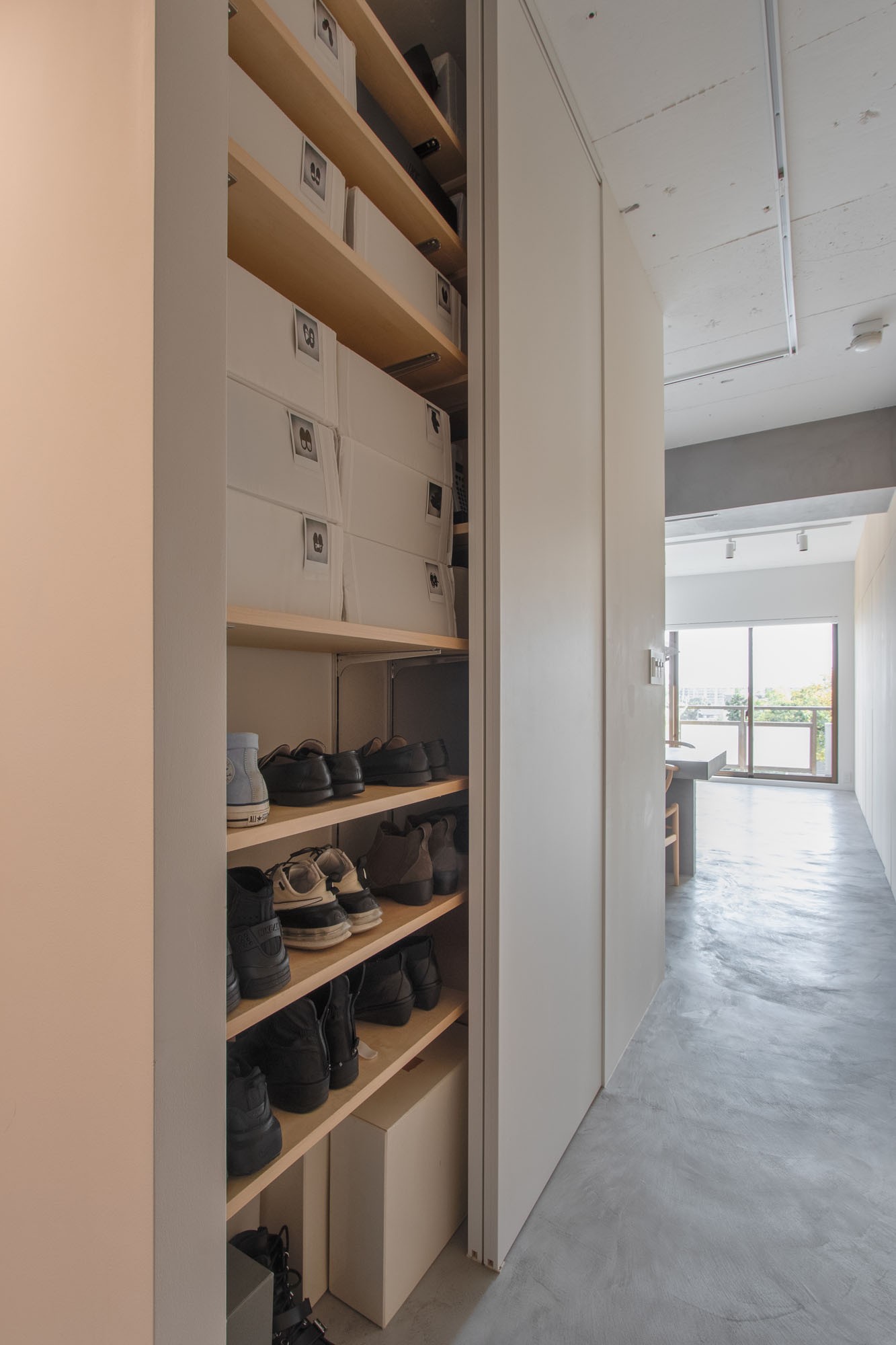 収納事例：廊下に面した壁面収納の内部には、靴や日用品を収納。（シンプルの最果て）