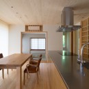 千代ヶ丘の家　減築でゆったり暮らす木の家｜改修の写真 庭に面したダイニング-キッチン