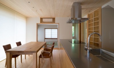 庭に面したダイニング-キッチン｜千代ヶ丘の家　減築でゆったり暮らす木の家｜改修