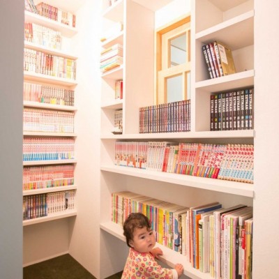 本棚 (HIDAMARI～ひだまりのある畳コーナーと、庭へとつづく土間。子どもたちが大きくなっても、楽しく過ごせる空間へ。～)
