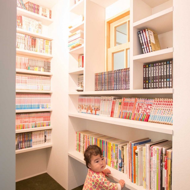 収納事例：本棚（HIDAMARI～ひだまりのある畳コーナーと、庭へとつづく土間。子どもたちが大きくなっても、楽しく過ごせる空間へ。～）